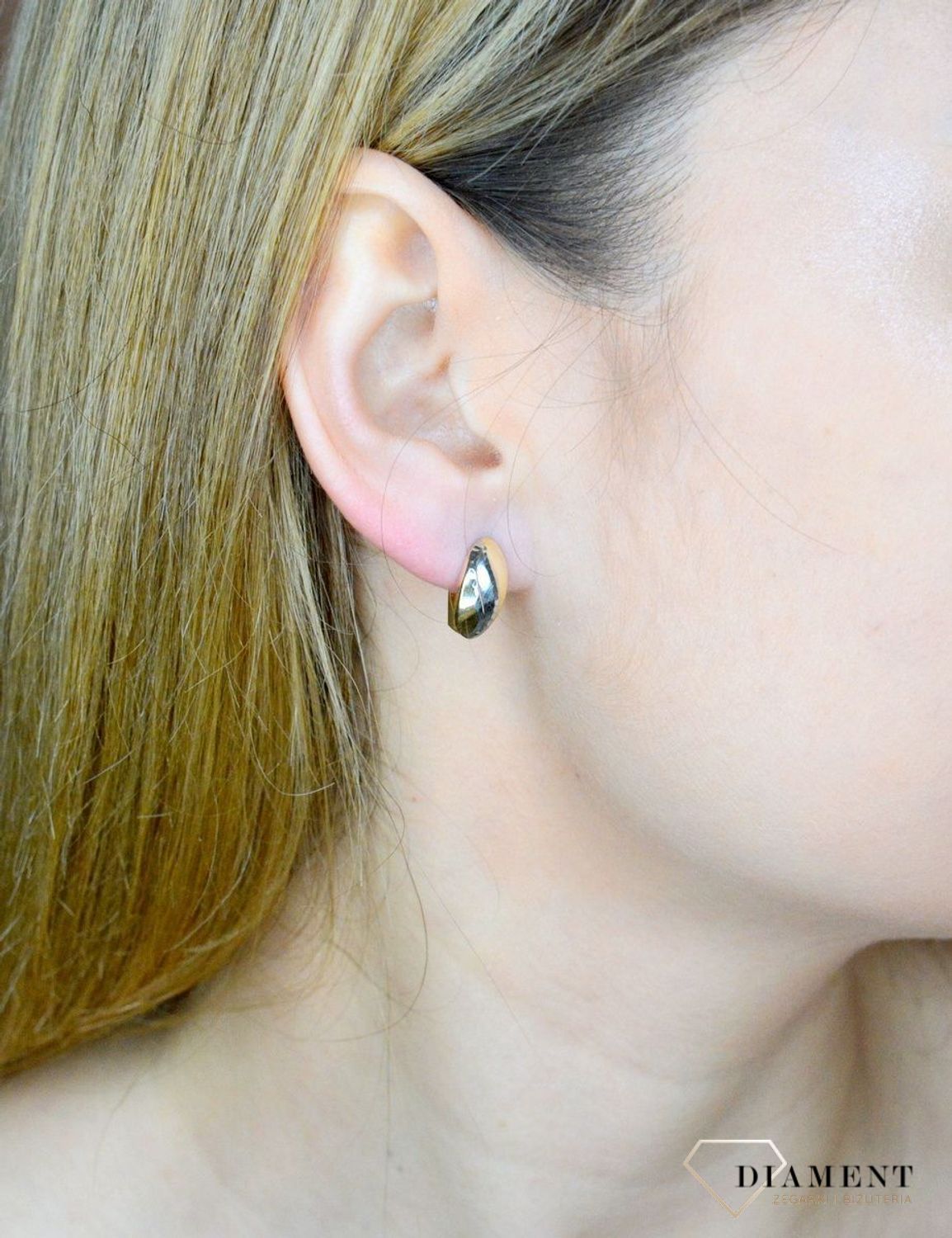 Złote kolczyki 375 angielskie z białym złotem KL 2824D 375. Złote kolczyki wykonane z najwyższej jakości żółtego złota, próba 375, waga około 1,19 gram. Kolczyki w minimalistycznym stylu, wpisujące się w obecne trendy modowe..jpg